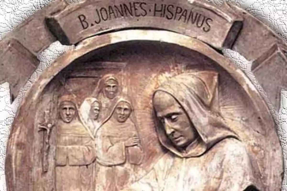 Relieve de un monje con capucha rodeado de otros monjes y la inscripción B Joannes Hispanus en la parte superior Relieve de un monje con capucha rodeado de otros monjes y la inscripción B Joannes Hispanus en la parte superior