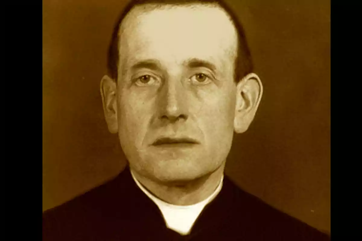 Retrato en sepia de un hombre con vestimenta clerical. Retrato en sepia de un hombre con vestimenta clerical.