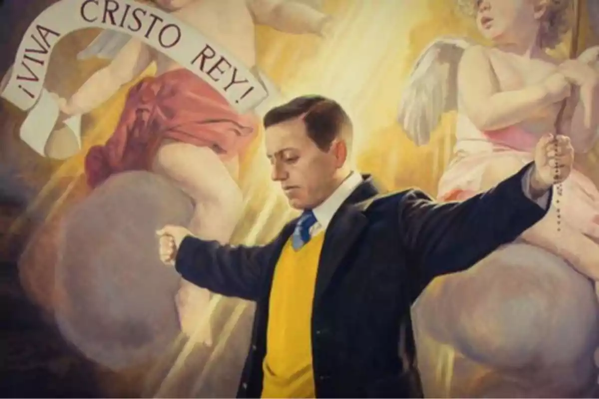 Un hombre con los brazos extendidos sostiene un rosario mientras dos ángeles lo rodean, uno de ellos sostiene un cartel que dice Un hombre con los brazos extendidos sostiene un rosario mientras dos ángeles lo rodean, uno de ellos sostiene un cartel que dice