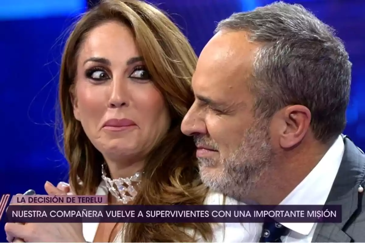 Beatriz Archidona, con cara de sorpresa, junto a Santi Acosta, cerrando un ojo, en '¡De Viernes!' Beatriz Archidona, con cara de sorpresa, junto a Santi Acosta, cerrando un ojo, en '¡De Viernes!'