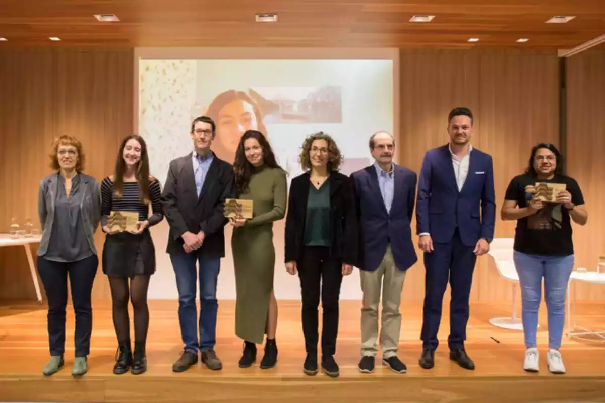 Imagen del acto de Becas Jóvenes Talentos de Aigües de Barcelona donde aparecen los galardonados con dirigentes del proyecto