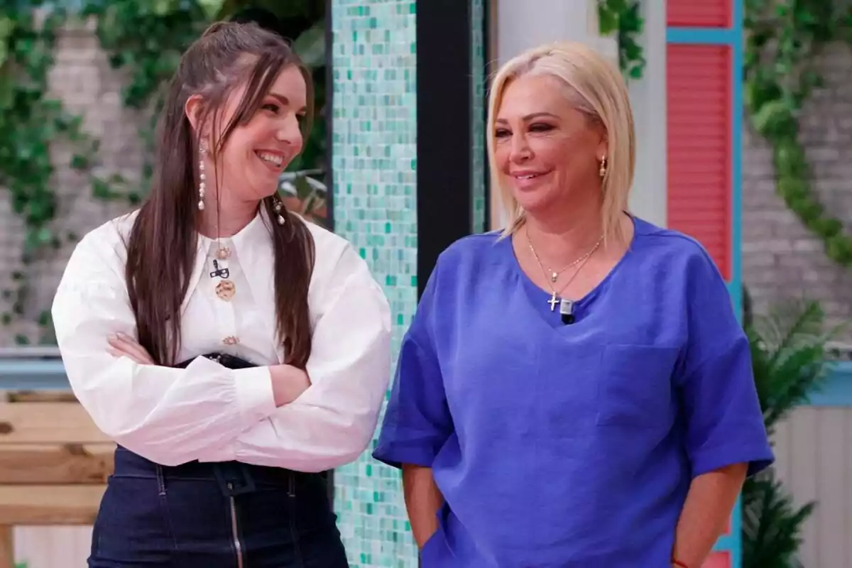 Inés Hernand y Belén Esteban sonríen y conversan en un ambiente colorido y relajado en 'La familia de la tele'.