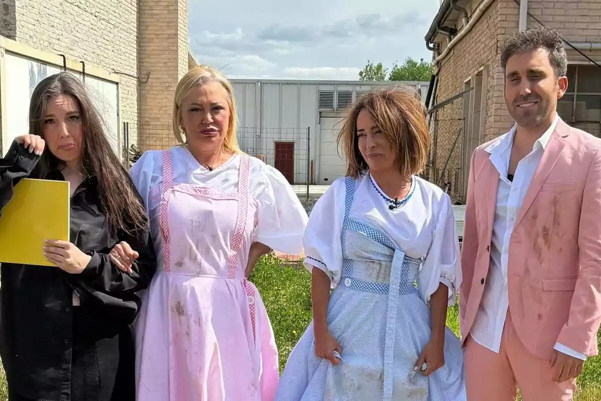 Inés Hernand, Belén Esteban, María Patiño y Aitor Albizua posan al aire libre, dos de ellas con vestidos tradicionales y otras dos con ropa moderna, todos con manchas de suciedad en la promo de La Familia de la Tele. Inés Hernand, Belén Esteban, María Patiño y Aitor Albizua posan al aire libre, dos de ellas con vestidos tradicionales y otras dos con ropa moderna, todos con manchas de suciedad en la promo de La Familia de la Tele.