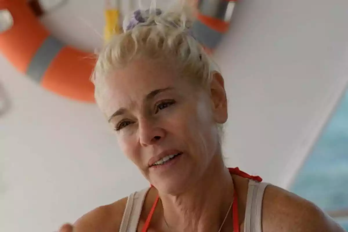 Belén Rueda con una expresión facial serena en un entorno que parece ser un barco con un salvavidas naranja en el fondo en Universo Calleja.