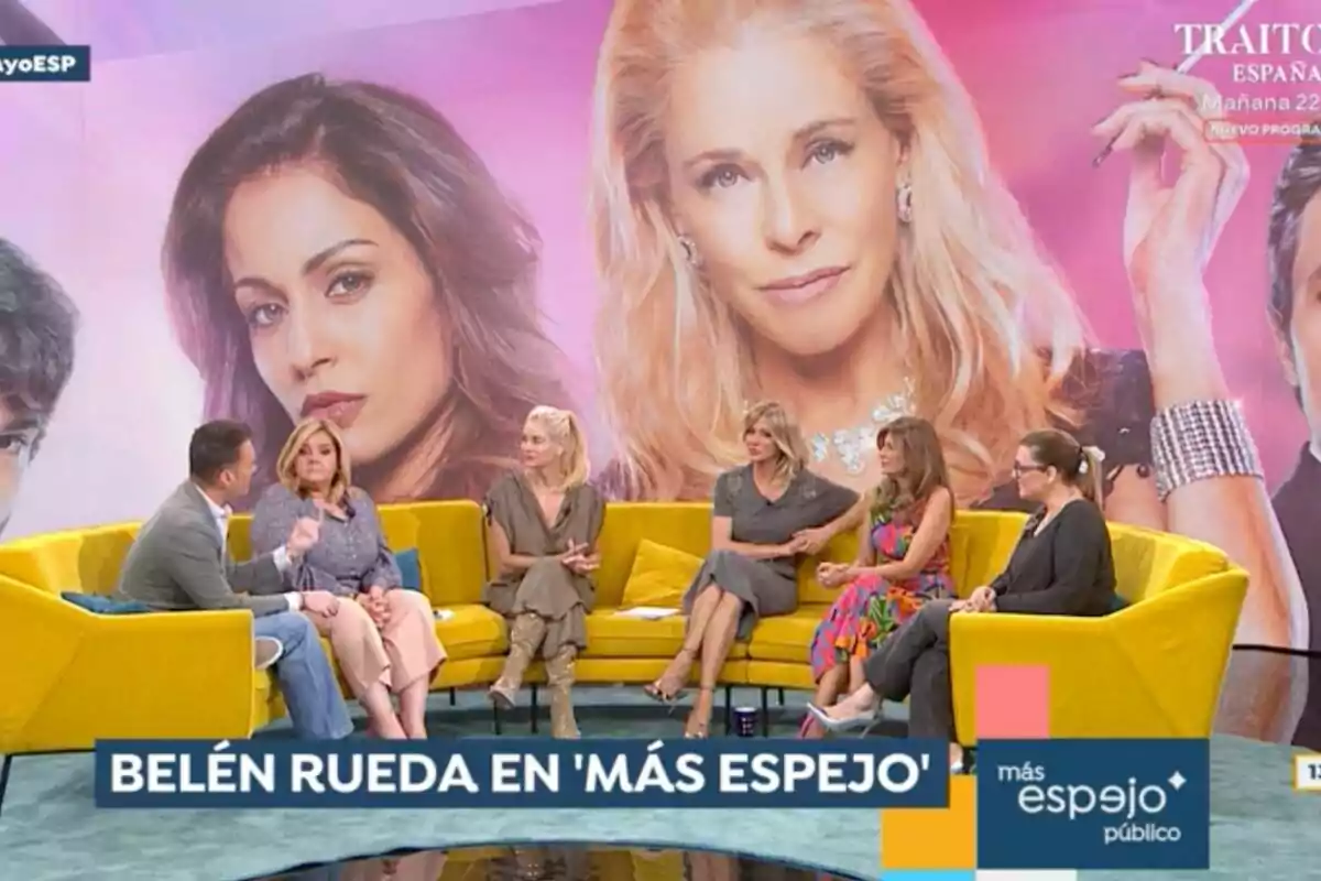 Colaboradores están sentado en un sofá amarillo en 'Espejo público', con un gran cartel de fondo que muestra a varias personas. Colaboradores están sentado en un sofá amarillo en 'Espejo público', con un gran cartel de fondo que muestra a varias personas.