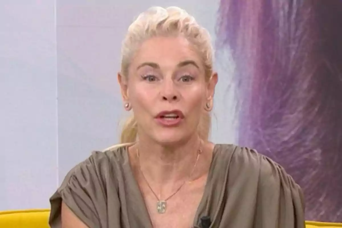 Belén Rueda con cabello rubio recogido y blusa gris claro hablando en un entorno de estudio en 'Espejo público'.