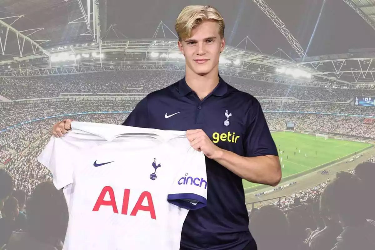 Lluc Bergvall con la camiseta del Tottenham