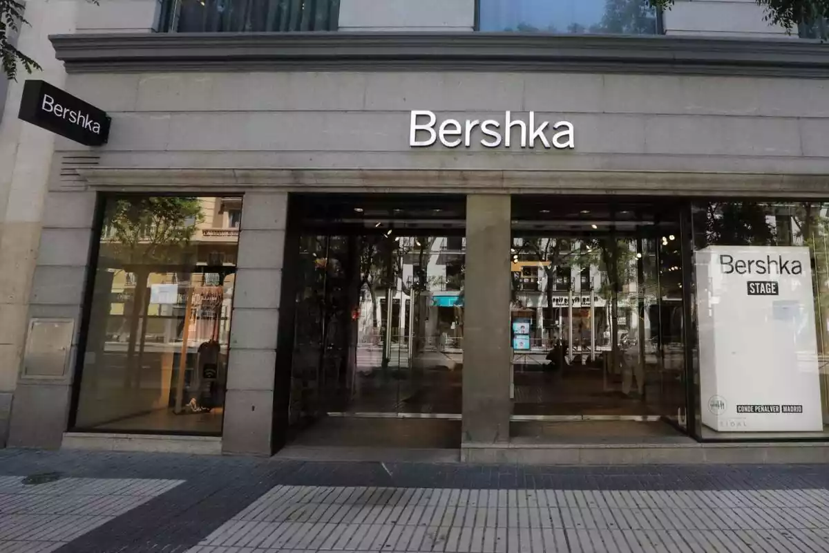 Imagen de un exterior de una tienda de Bershka