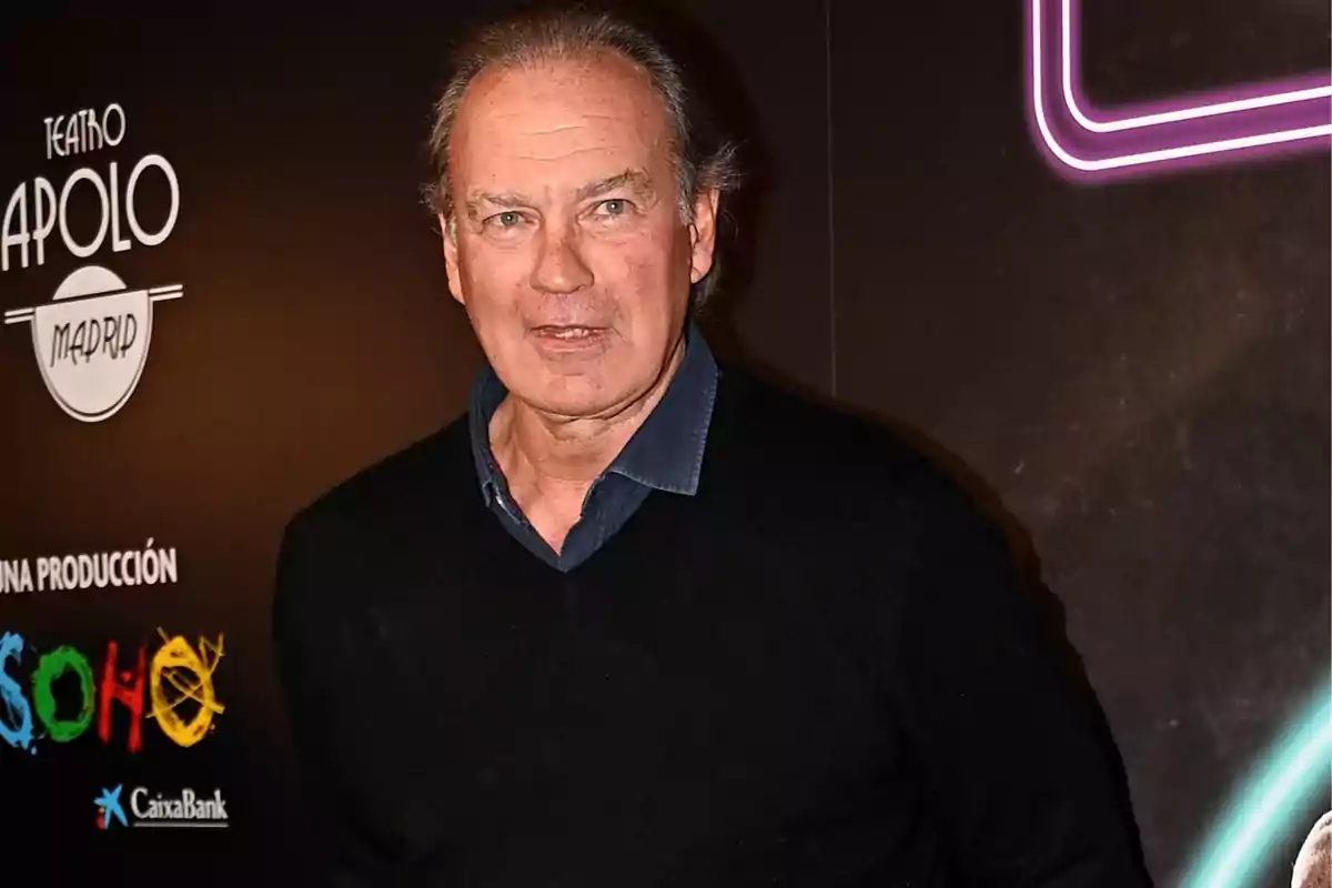 Bertín Osborne de pie frente a un fondo oscuro con el logotipo del Teatro Apolo de Madrid. Bertín Osborne de pie frente a un fondo oscuro con el logotipo del Teatro Apolo de Madrid.