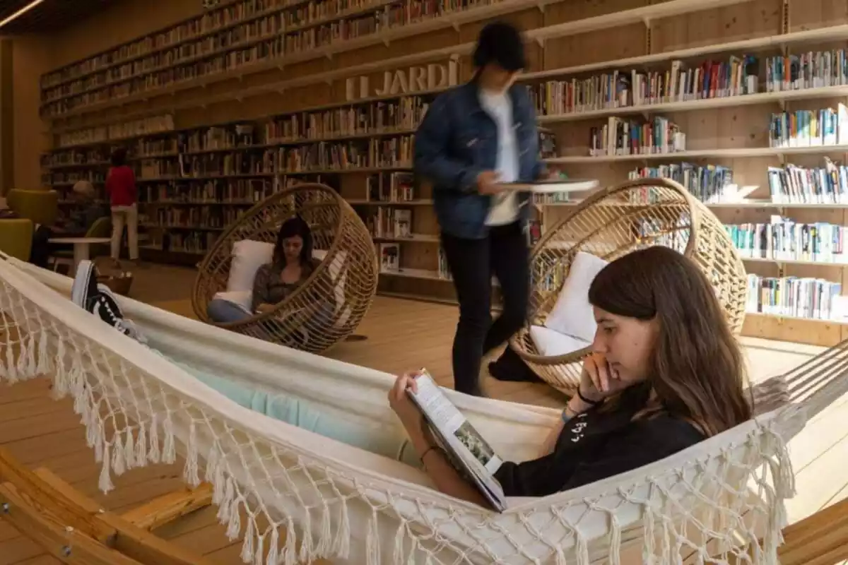 Gente leyendo en la biblioteca Gabriel García Márquez de Barcelona