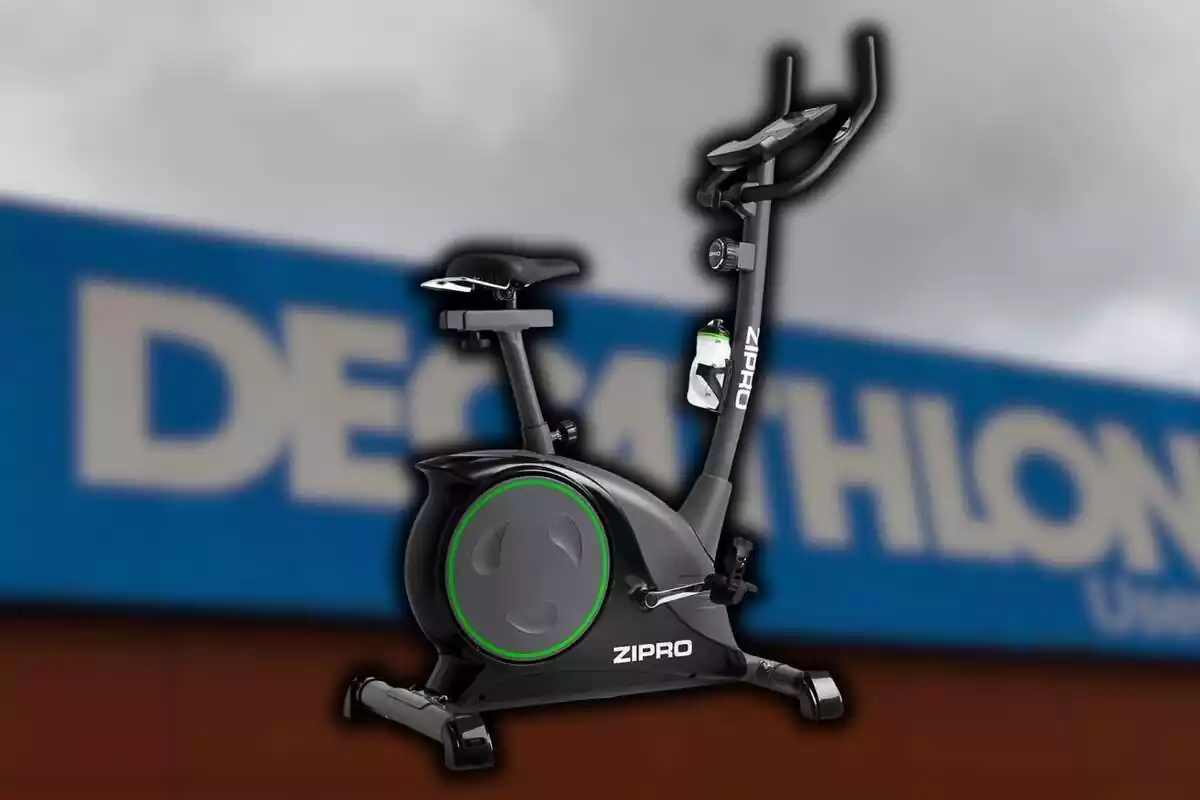 Bicicleta estática sobre fondo desenfocado de Decathlon Bicicleta estática sobre fondo desenfocado de Decathlon