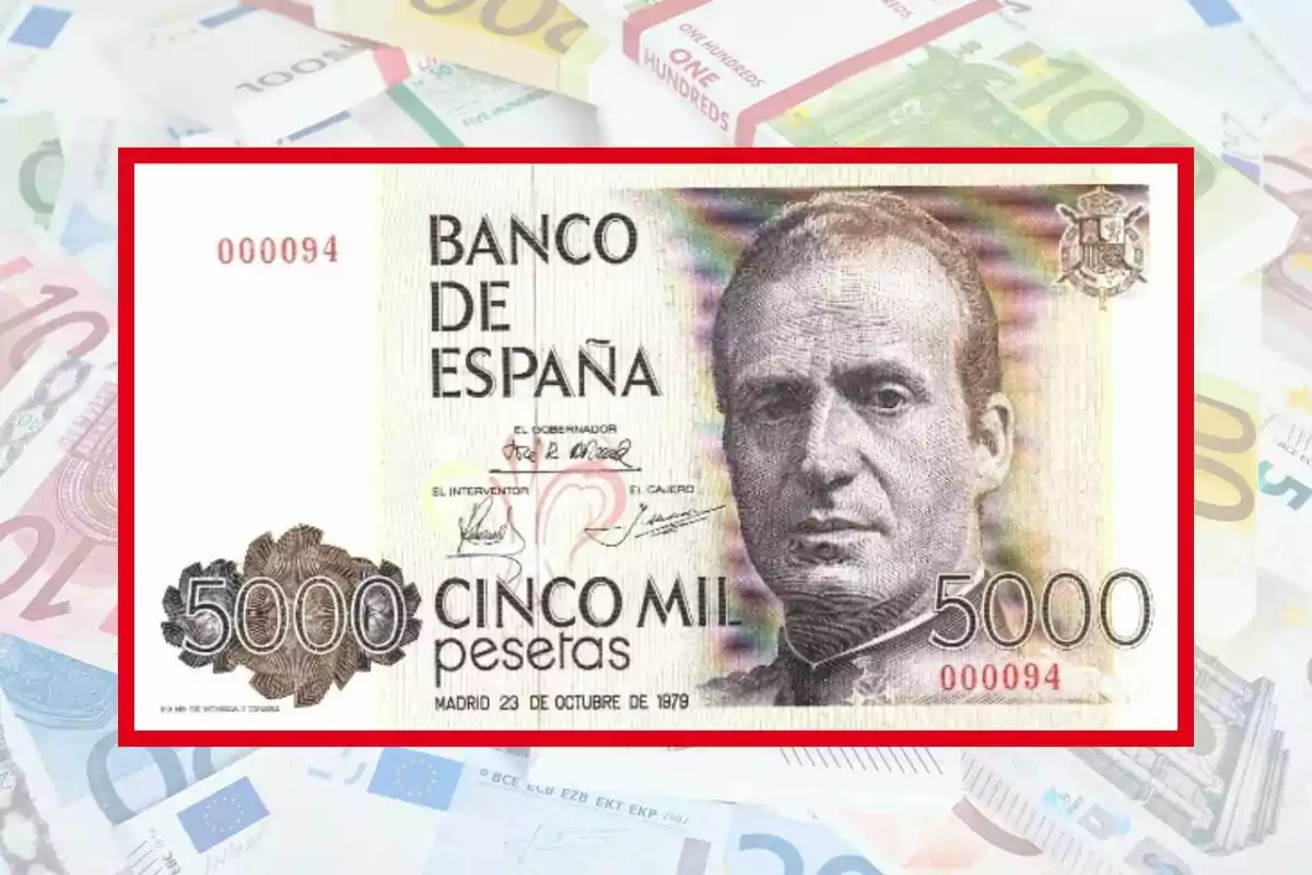 Montaje de fotos de un billete de 5.000 pesetas con la cara de Juan Carlos I y, de fondo, una imagen de billetes de euro Montaje de fotos de un billete de 5.000 pesetas con la cara de Juan Carlos I y, de fondo, una imagen de billetes de euro