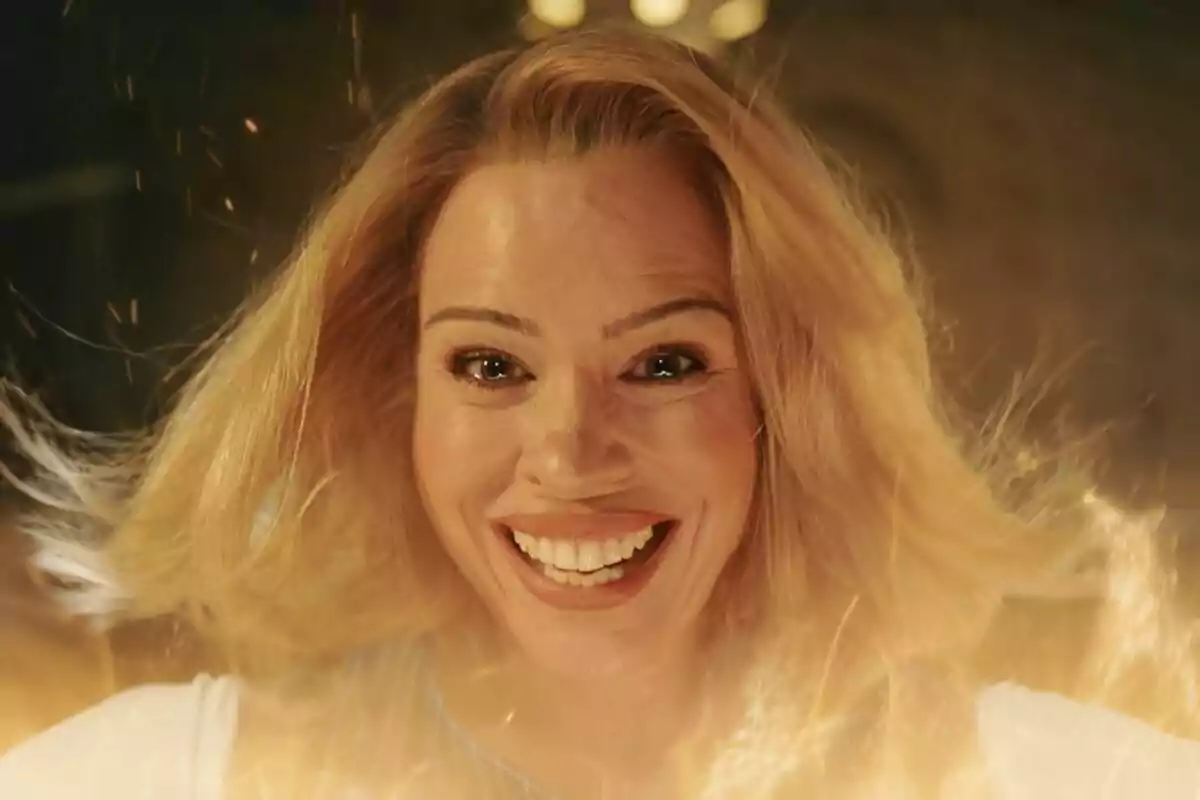 Billie Piper rubia sonriente con expresión intensa rodeada de destellos y luz cálida en Doctor Who Billie Piper rubia sonriente con expresión intensa rodeada de destellos y luz cálida en Doctor Who