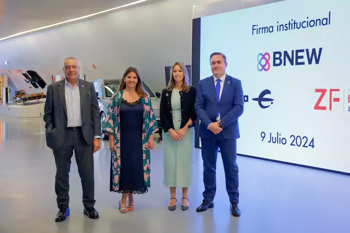 Personas posando frente a una pantalla que muestra la fecha 9 de julio de 2024 y los logotipos de BNEW, ZF y otros en un evento de firma institucional.