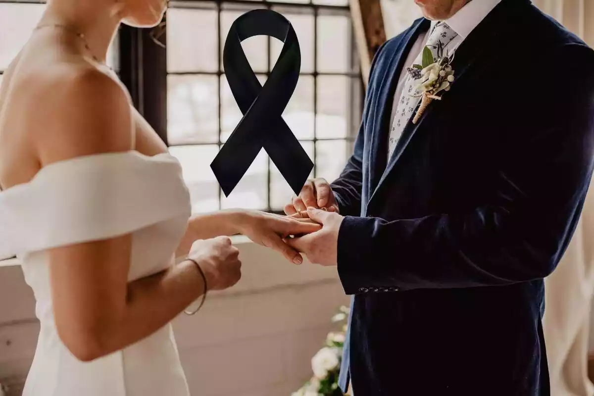 Una pareja de novios en una boda, con él poniéndole el anillo
