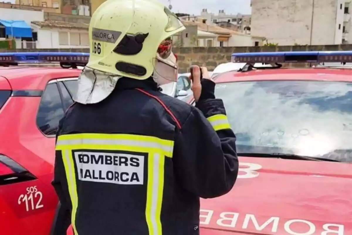 Bombero de Mallorca, de espaldas, con el casco puesto