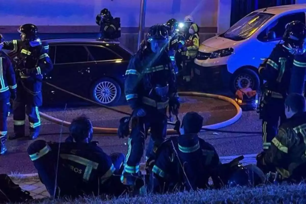 Bomberos en el incendio de un edificio en Vigo