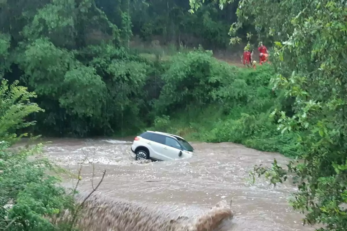 Imagen del coche atrapado a causa de las fuertes lluvias