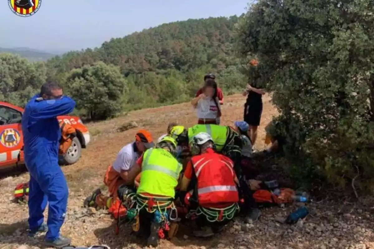 Bomberos y servicios de emergencia rescatando a unos menos en Chelva