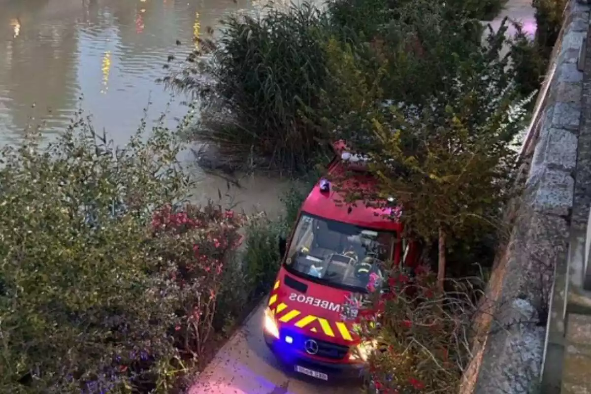 Camión de bomberos al lado de un río
