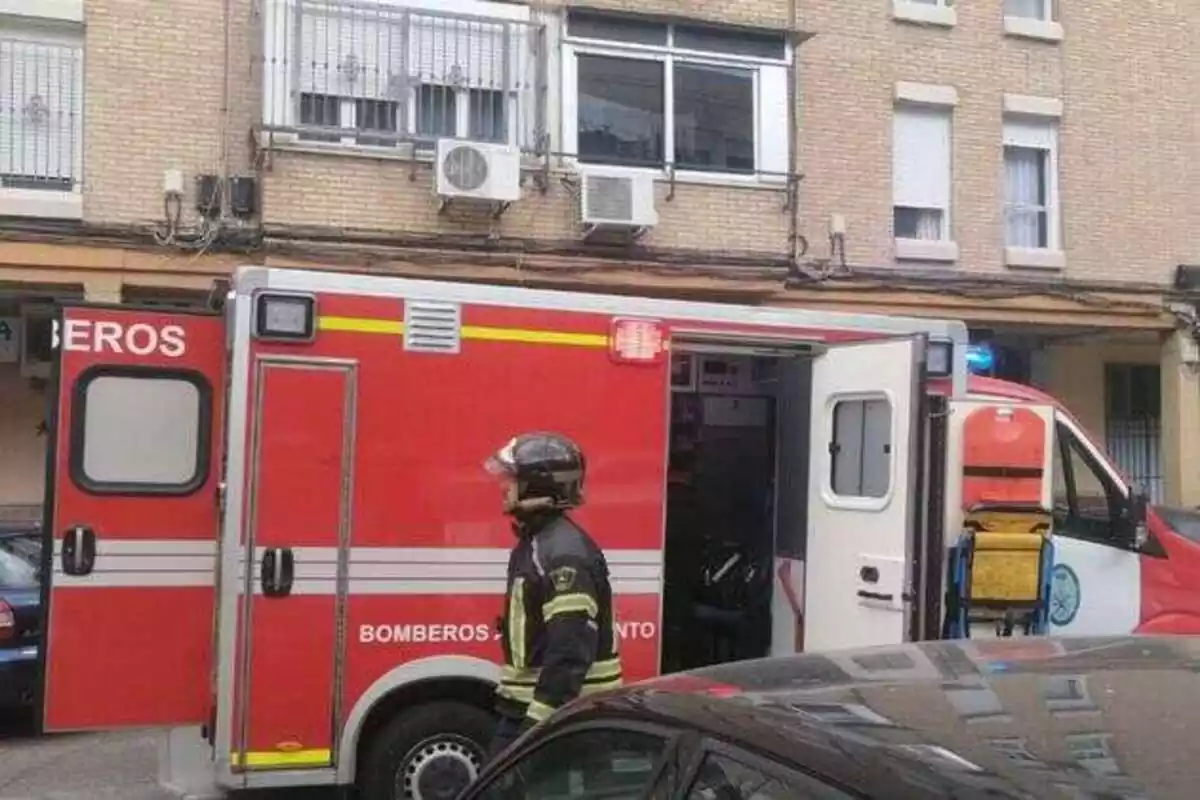 Camión de bomberos de Sevilla delante de un edificio