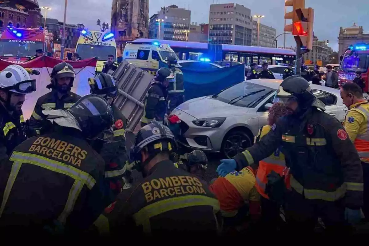 Imagen de los Bombers de Barcelona actuando tras un accidente en Plaça Espanya de Barcelona