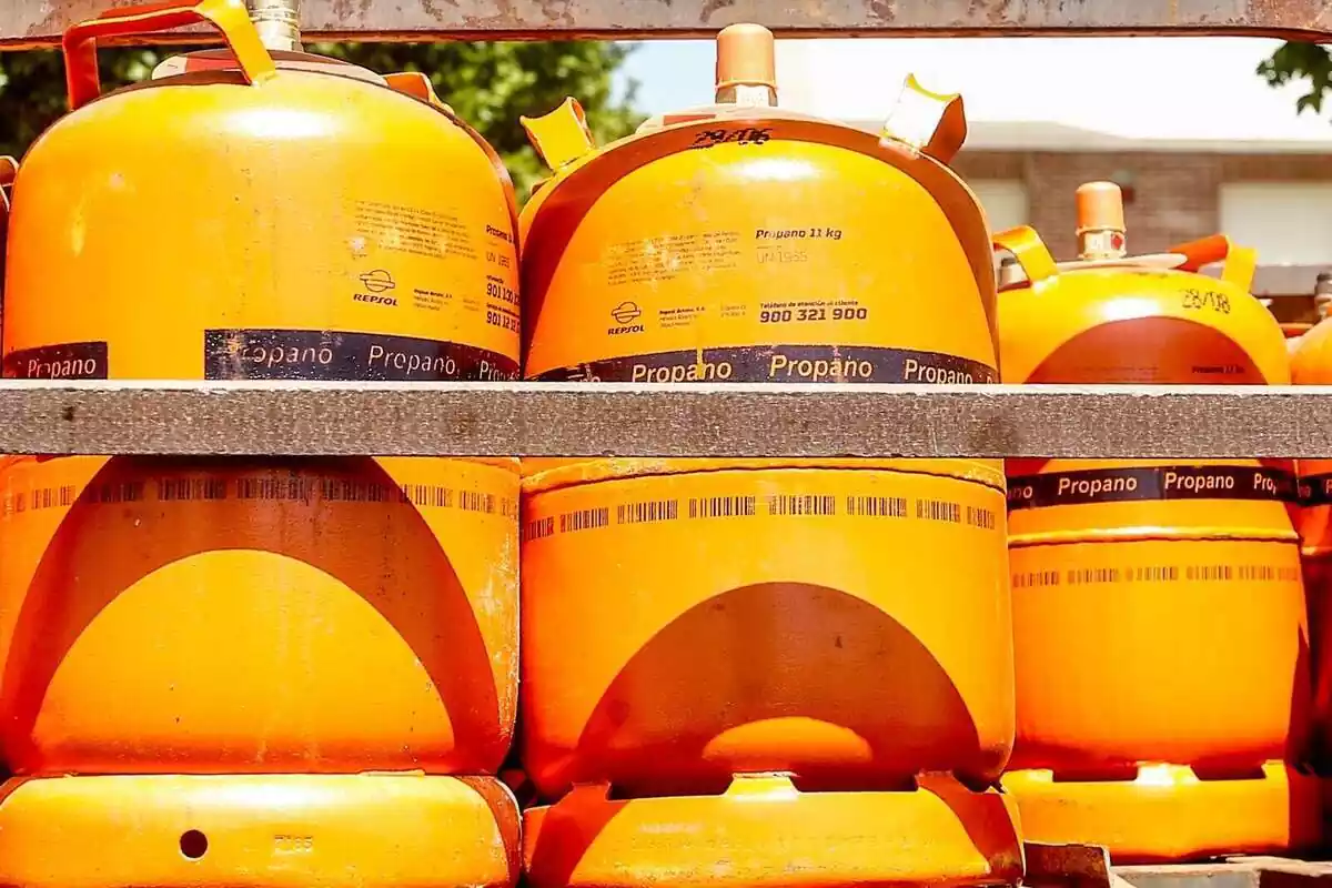 Varias bombonas de butano en una camionera con el logo de Repsol encima