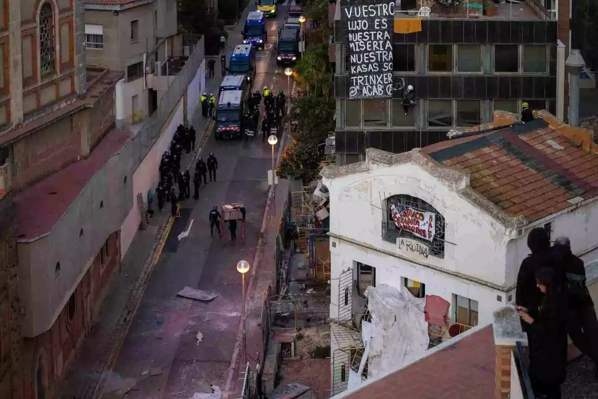 Imagen de 'La Ruina' y 'El Kubo' en la plaça de la Bonanova de Barcelona en su desalojo