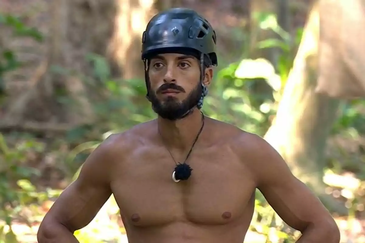 Borja González con casco negro y collar está de pie en un entorno natural en Supervivientes. Borja González con casco negro y collar está de pie en un entorno natural en Supervivientes.