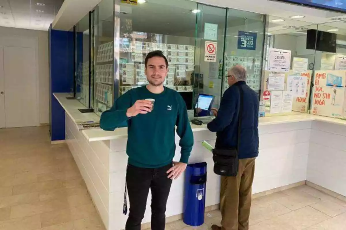 Borja Vizcarro, un lotero del camp de Tarragona, posa sonriente en su administración de Loterías y Apuestas del Estado