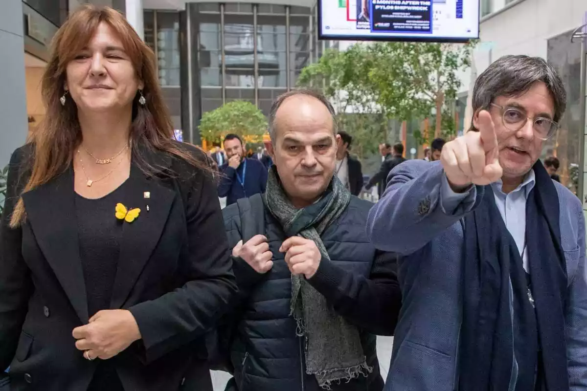 Jordi Turull rodeado de Laura Borràs y Carles Puigdemont