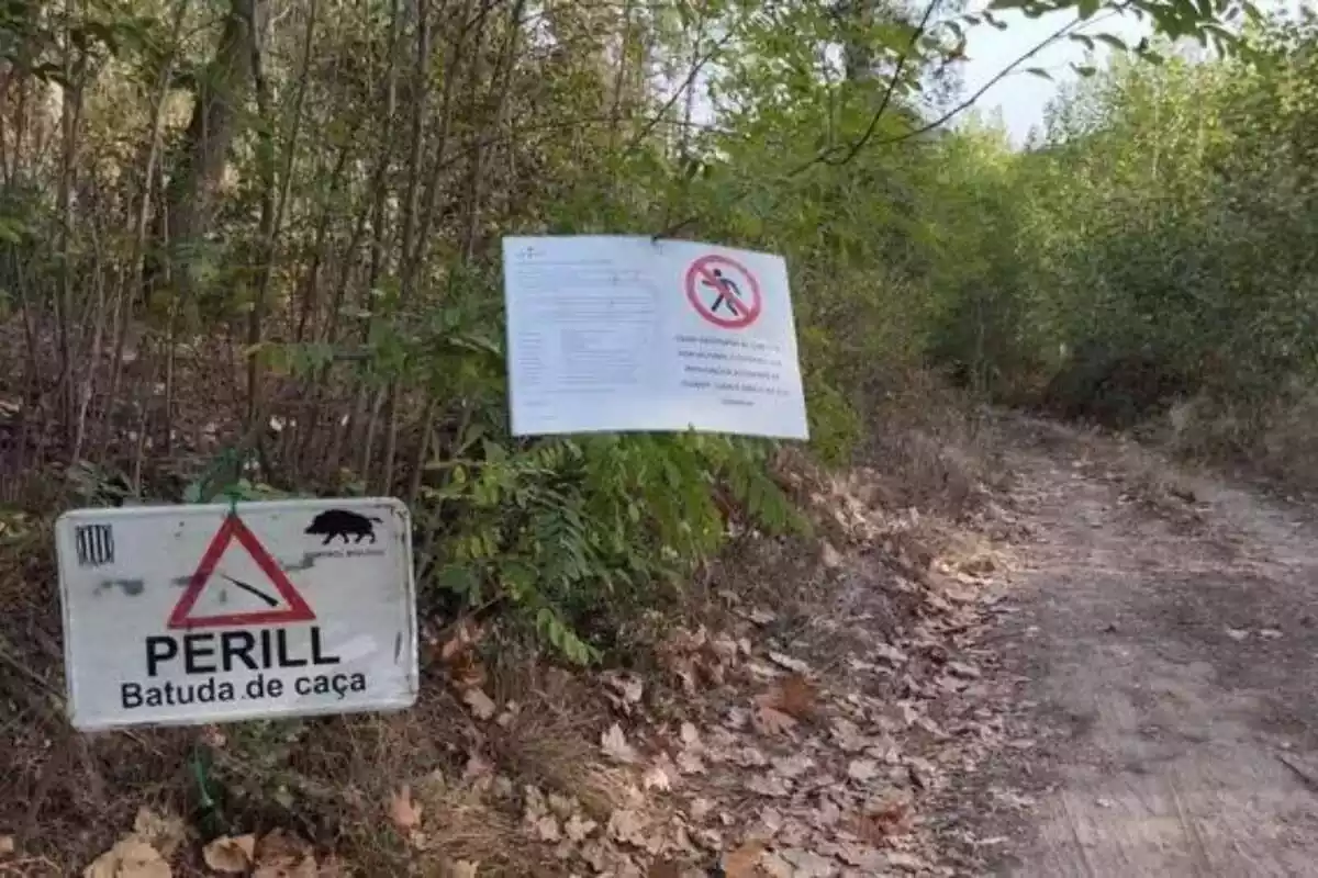 Imagen de la señalización del bosque de Arbúcies cuando murió un hombre abatido por un cazador