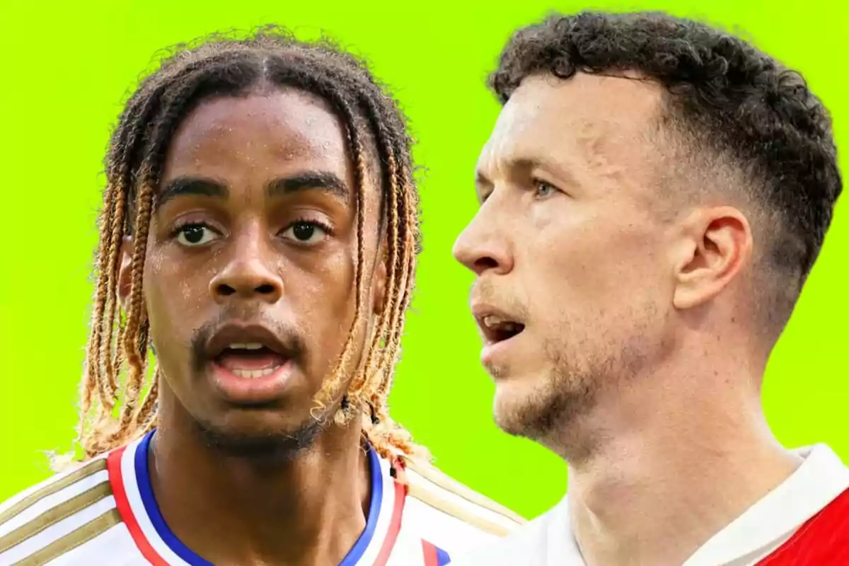 Dos futbolistas con expresiones serias sobre un fondo verde brillante