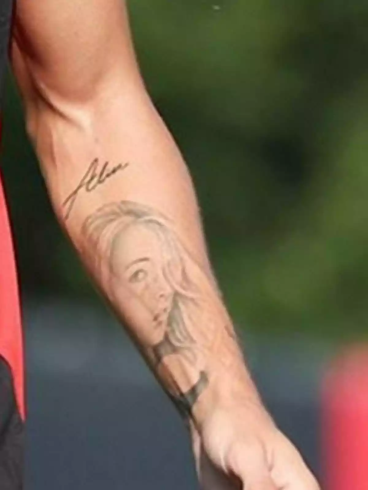 Brazo de Álvaro Morata con tatuaje de retrato de Alice Campello y firma Brazo de Álvaro Morata con tatuaje de retrato de Alice Campello y firma