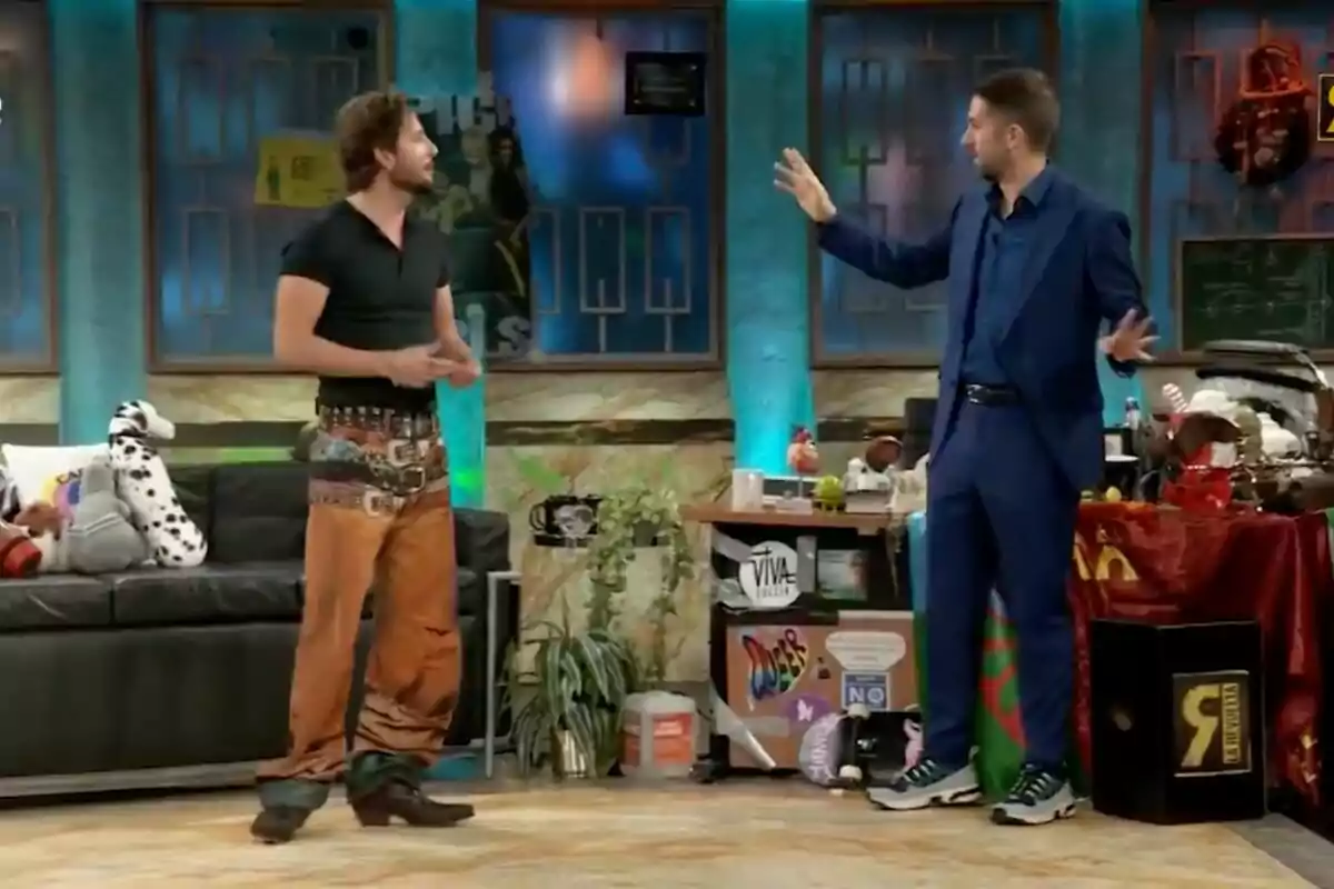 Manuel Carrasco y David Broncano conversan en un 'La Revuelta', con un sofá, juguetes y decoraciones variadas. Manuel Carrasco y David Broncano conversan en un 'La Revuelta', con un sofá, juguetes y decoraciones variadas.