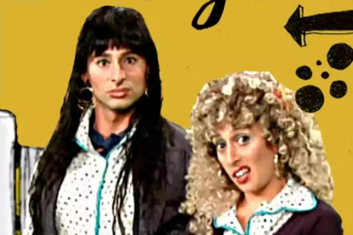 Bruno Oro y Clara Segura con pelucas y ropa de lunares posan frente a un fondo amarillo con dibujos negros en Vinagre.