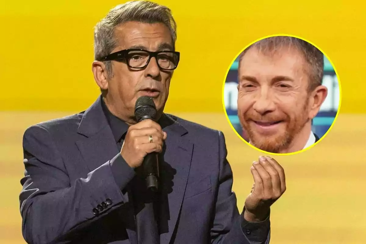 Andreu Buenafuente cabello canoso y gafas oscuras hablando con micrófono en mano sobre un fondo amarillo con un círculo que muestra el rostro de Pablo Motos sonriente