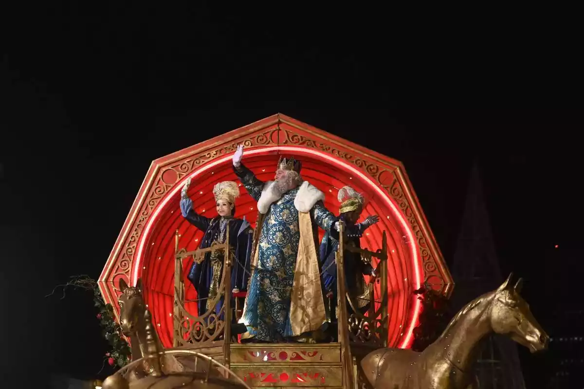 El Rey Melchor saluda a los niños durante la cabalgata, a 5 de enero de 2024, en Madrid