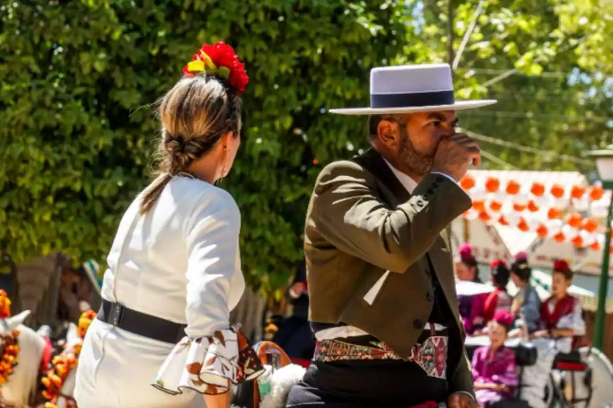 Un caballista bebiendo en el recinto ferial de la Feria de Abril de Sevilla en el día más caluroso del año a 26 de abril del 2023 Un caballista bebiendo en el recinto ferial de la Feria de Abril de Sevilla en el día más caluroso del año a 26 de abril del 2023