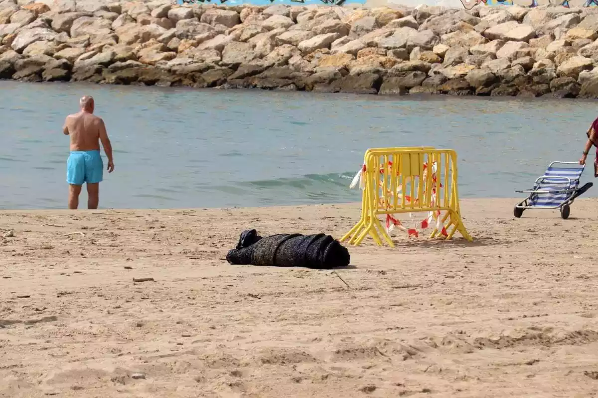 El cadáver hallado en la playa de Roda de Barà, en Tarragona