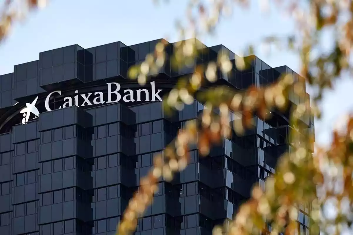 Imagen de la fachada del edificio de Caixabank con el cartel del logo de la empresa