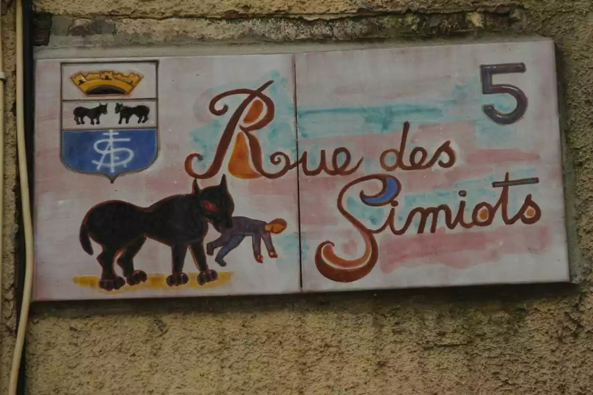 Calle dedicada a los simiots en un pueblo del Vallespir ( Arlés-sur-l Calle dedicada a los simiots en un pueblo del Vallespir ( Arlés-sur-l