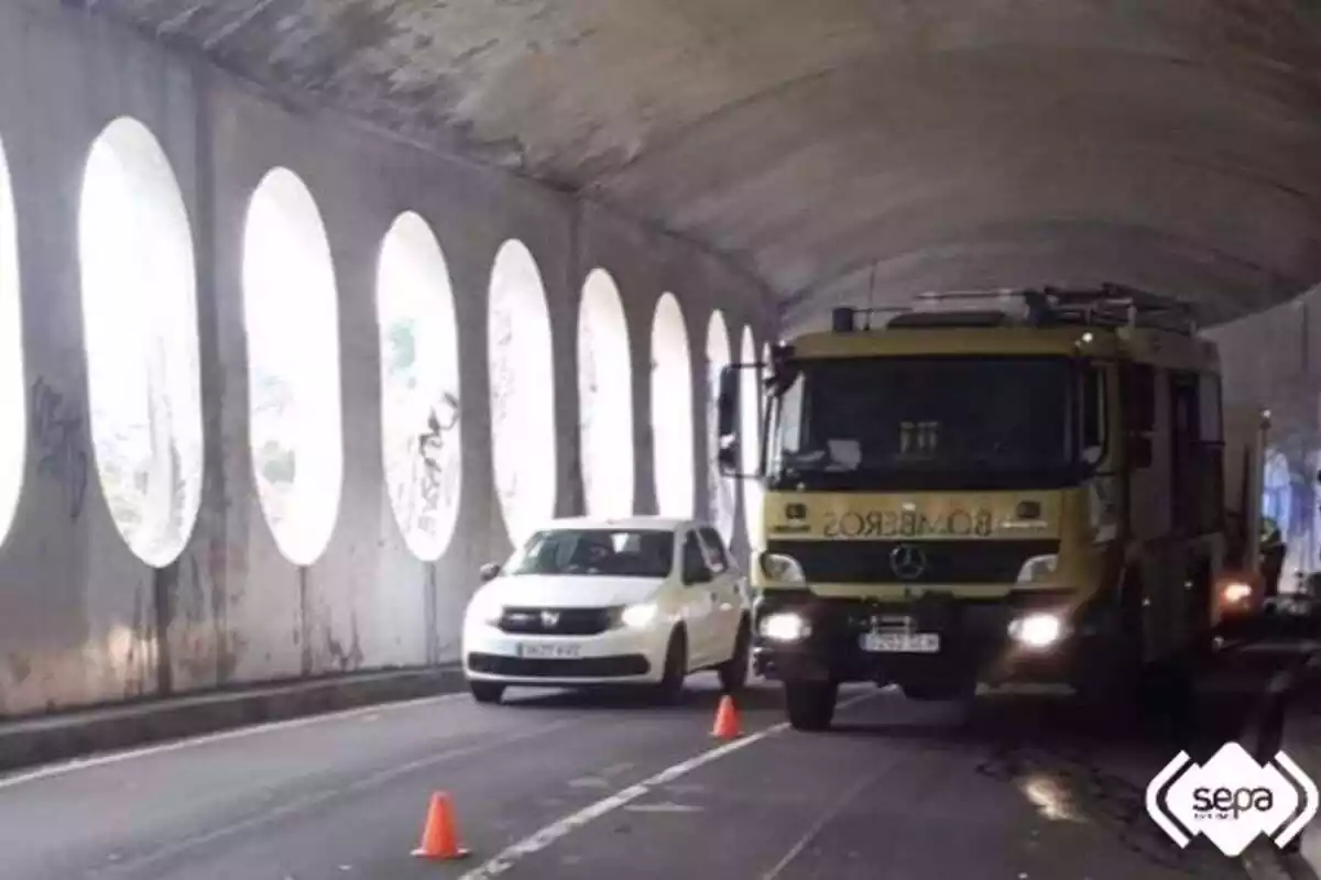 Camión de bomberos en un túnel de Cabrales donde ha sucedido un accidente
