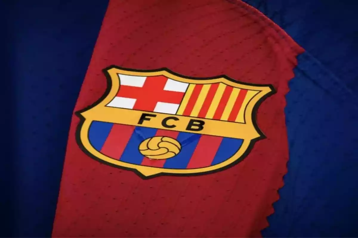 El escudo del Barça en la camiseta en primer plano