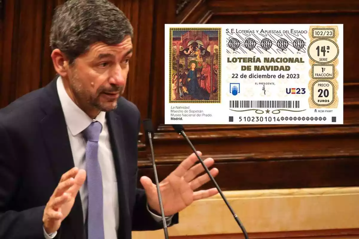 Montaje con un plano medio de Joan Canadell hablando desde el atril del Parlament de Catalunya y un décimo de la loteria de navidad al lado