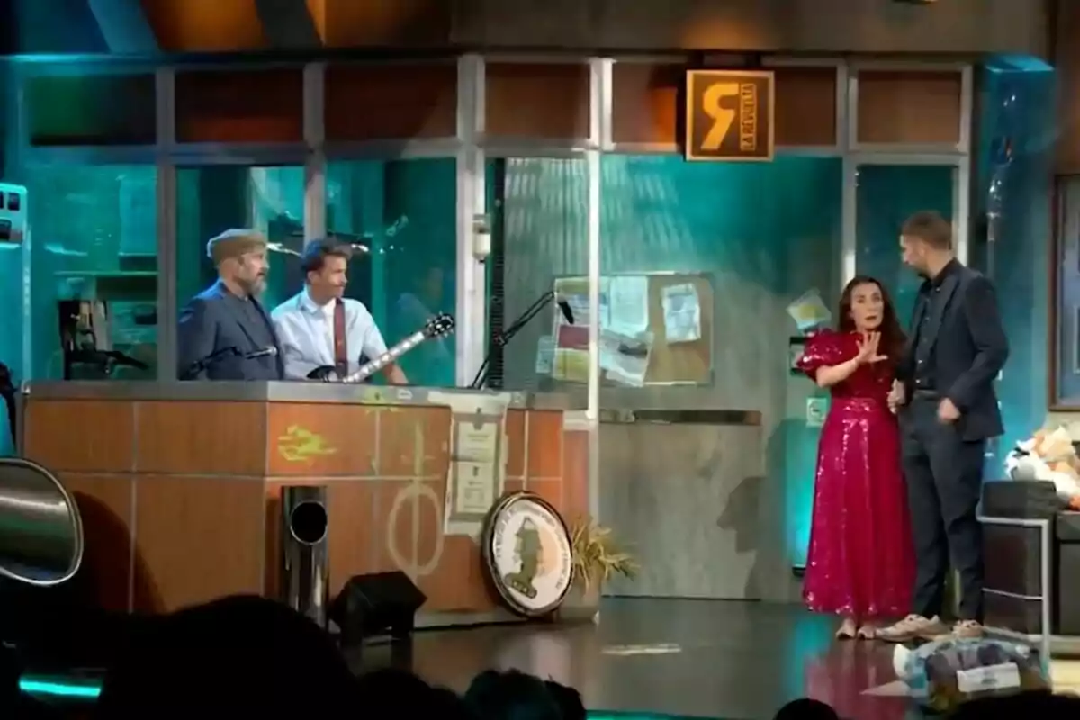 Candela Peña, David Broncano, Grison y Castella en 'La Revuelta' con una decoración que incluye una cabina de control. Candela Peña, David Broncano, Grison y Castella en 'La Revuelta' con una decoración que incluye una cabina de control.