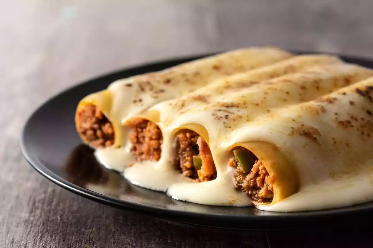 Imagen de unos canelones de carne en un primer plano