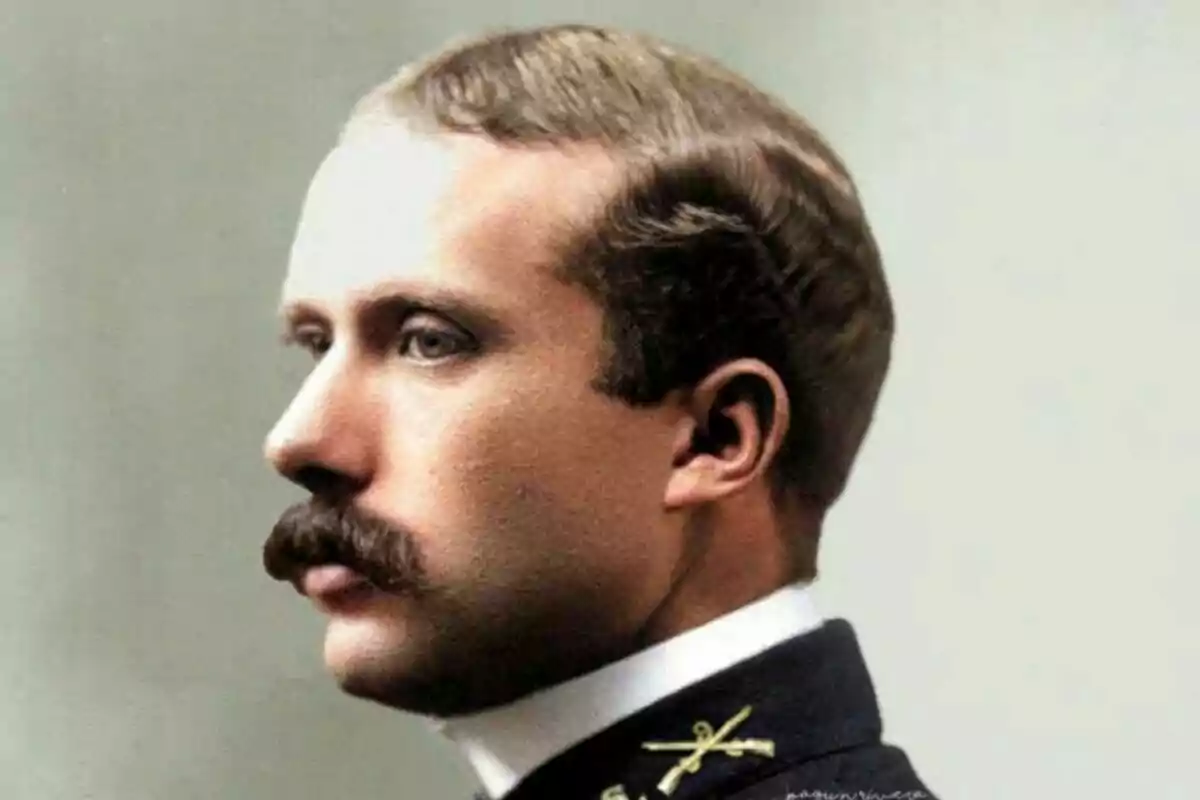 Retrato de un hombre con bigote y uniforme militar mirando hacia la izquierda. Retrato de un hombre con bigote y uniforme militar mirando hacia la izquierda.