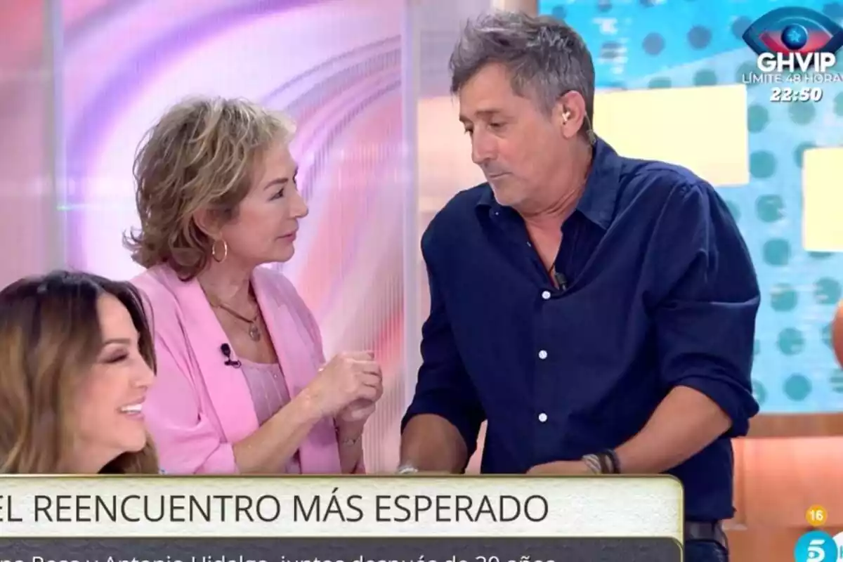 Captura de Ana Rosa Quintana hablando con Antonio Hidalgo en su programa 'TardeAR' Captura de Ana Rosa Quintana hablando con Antonio Hidalgo en su programa 'TardeAR'