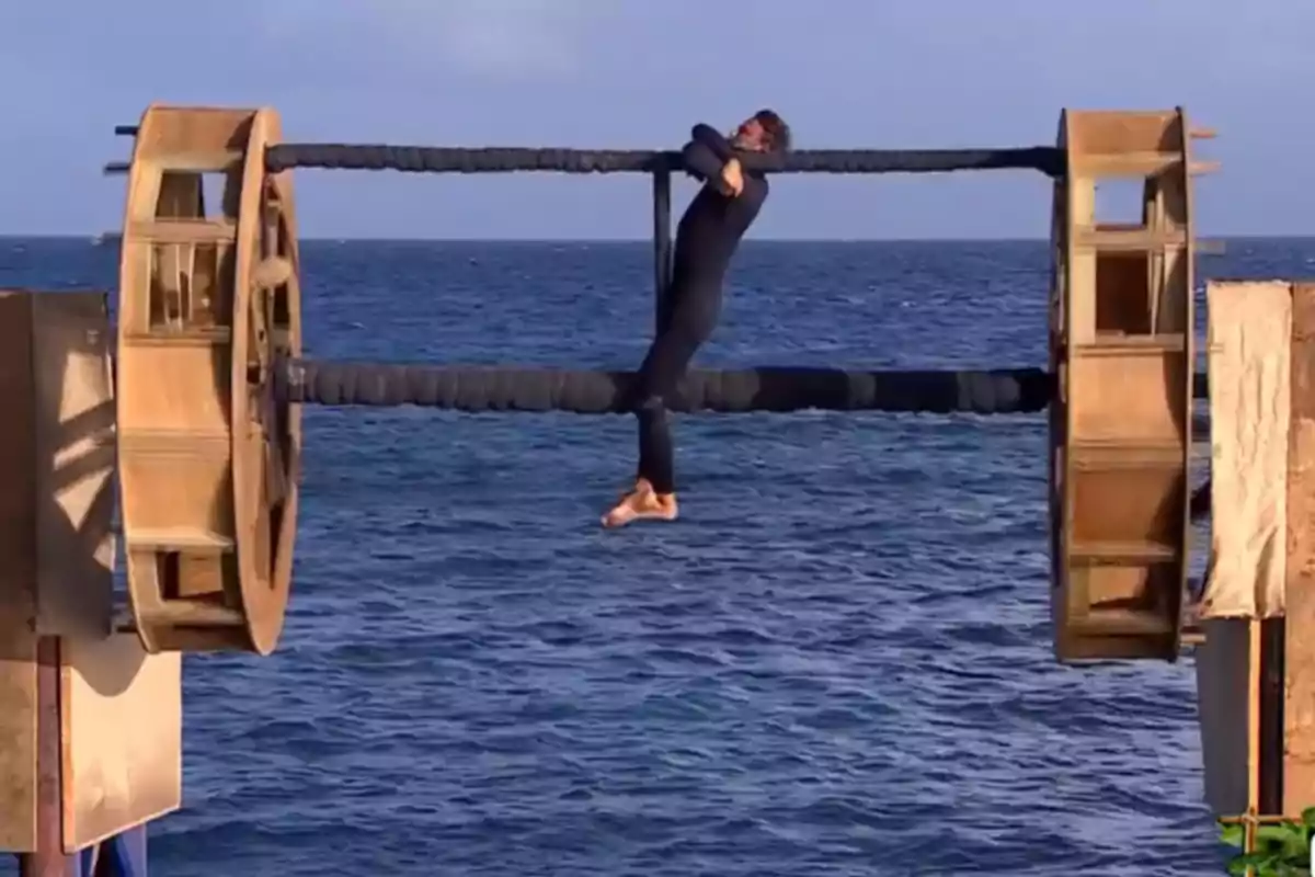 Álvaro Muñoz Escassi colgando de una estructura de barras sobre el mar en un desafío de resistencia física Álvaro Muñoz Escassi colgando de una estructura de barras sobre el mar en un desafío de resistencia física